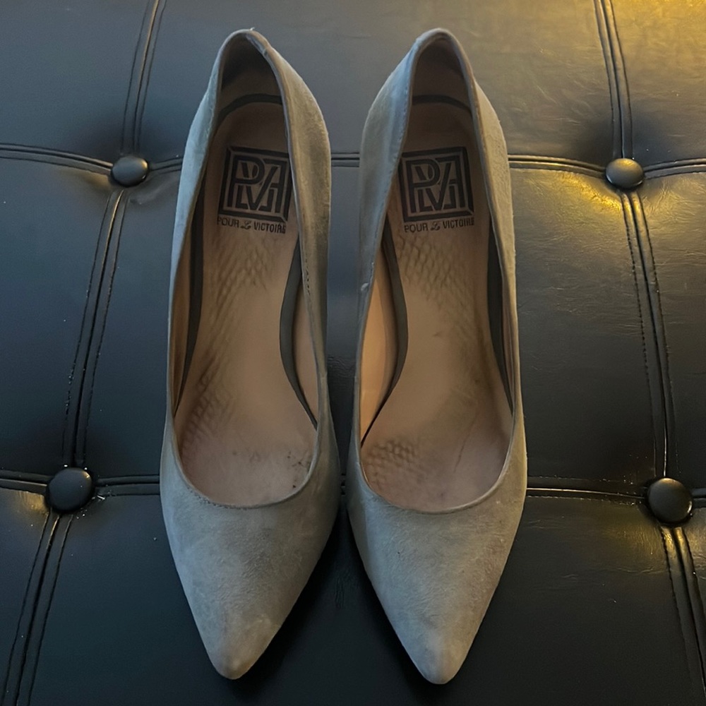 Pour La Victoire Grey Suede Pumps in size 8